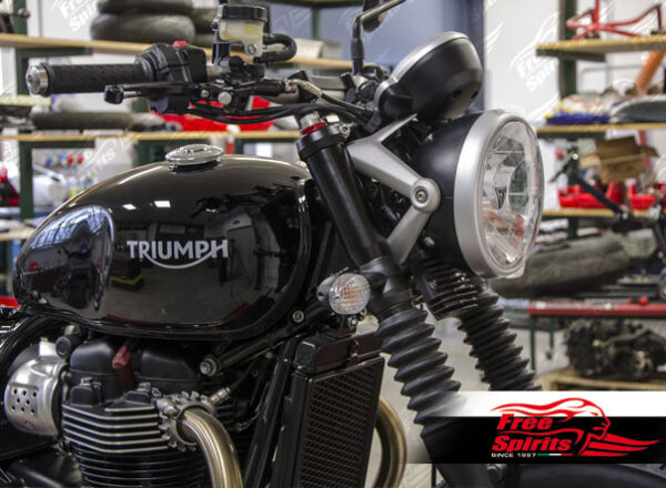 Triumph Street Twin, Street Scrambler & Bobber upper fork cover (Black)