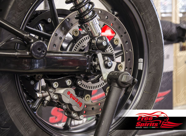 Béquille d'Atelier Arrière compatible avec Triumph Street Triple ConStands  Falcone stand noir ✓ Achetez maintenant !