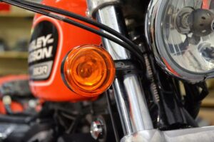 Front indicator light bracket for Harley Davidson